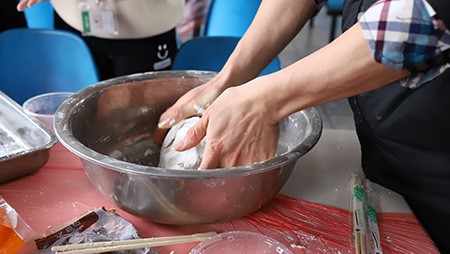 正月十五鬧元宵，歡歡喜喜包湯圓